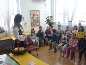 Мартенка -внучката на баба Марта и децата